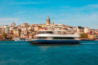 Galata Kulesi, İstanbul City of Turkey... Boğaz, martı ve teknelerle Türkiye'nin İstanbul Şehrinin Görünümü.