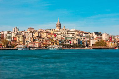 Galata Kulesi, İstanbul City of Turkey... Boğaz, martı ve teknelerle Türkiye'nin İstanbul Şehrinin Görünümü.