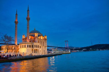 İstanbul'da Ortaköy Camii manzarası. Boğaz'da Tarihi Cami ve gün batımı.