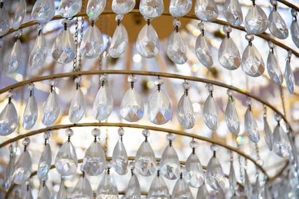 Kristal Avize Lambası Yakın çekim. Cazibe ve parlak arka plan