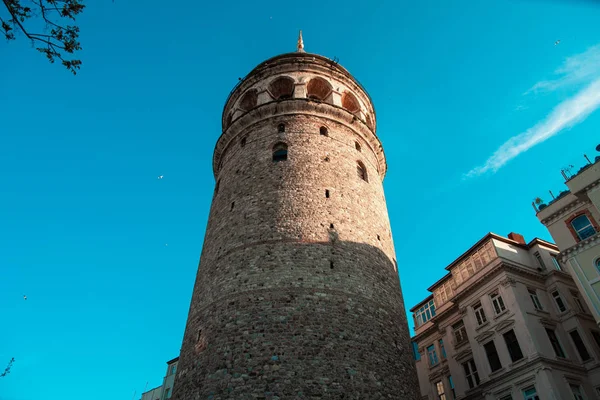 Galata Kulesi, İstanbul City of Turkey... Boğaz, martı ve teknelerle Türkiye'nin İstanbul Şehrinin Görünümü.