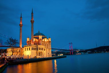 İstanbul'da Ortaköy Camii manzarası. Boğaz'da Tarihi Cami ve gün batımı.
