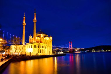 İstanbul'da Ortaköy Camii manzarası. Boğaz'da Tarihi Cami ve gün batımı.