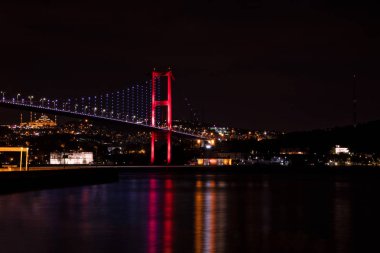 İstanbul'da Boğaz Köprüsü'nün gece Marmara Denizi'nde görünümü