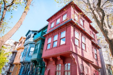 Kuzguncuk, İstanbul, Türkiye'de Tarihi, Eski, Renkli Evler pencere ve kapıları. İstanbul Caddeleri'ndeki renkli evlerin manzarası.
