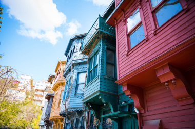 Kuzguncuk, İstanbul, Türkiye'de Tarihi, Eski, Renkli Evler pencere ve kapıları. İstanbul Caddeleri'ndeki renkli evlerin manzarası.