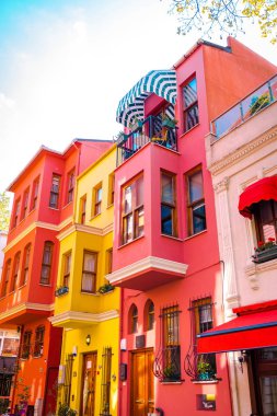 Kuzguncuk, İstanbul, Türkiye'de Tarihi, Eski, Renkli Evler pencere ve kapıları. İstanbul Caddeleri'ndeki renkli evlerin manzarası.