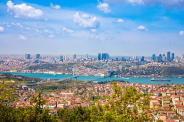 Güneşli bir günde Marmara Denizi'nde Boğaz Köprüsü ile İstanbul'un Panoramik Manzarası ve Bulutlar