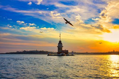 İstanbul'da Kız Kulesi manzarası. Boğaz'da Tarihi Kule ve gün batımı.