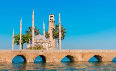 Sabancı Merkez Camii, Adana'da Eski Saat Kulesi ve Taş Köprü. Seyhan Nehri önünde cami minareleri ile Adana Belediyesi.