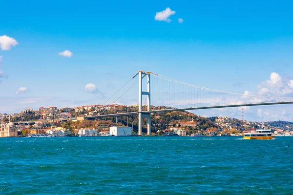 Güneşli bir günde Marmara Denizi'nde Boğaz Köprüsü ile İstanbul'un Panoramik Manzarası ve Bulutlar