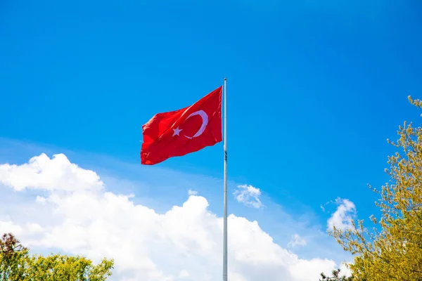 土耳其国旗在蓝天飘扬 在蓝天的风中飘扬的土耳其国旗 — 图库照片