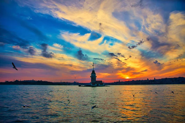 Uitzicht Maagdentoren Istanboel Stad Van Turkije Historische Toren Zonsondergang Bosporus — Stockfoto
