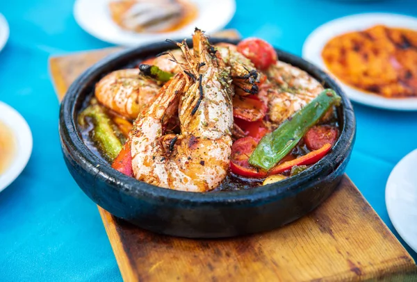 Katkarapuja Äyriäisiä Alkupaloja Salaatteja Pöydälle Fish Restaurant Beach Ravintola Kreikassa — kuvapankkivalokuva