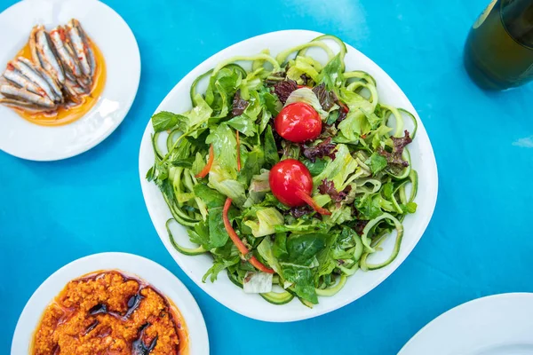 Griekse Mediterrane Egeïsche Groene Verse Vegetarische Salade Tafel Visrestaurant Groene — Stockfoto