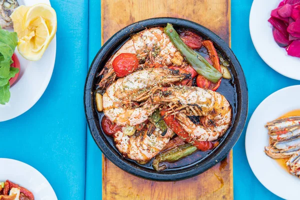 Camarones Mariscos Aperitivos Ensaladas Mesa Fish Restaurant Restaurante Playa Grecia —  Fotos de Stock