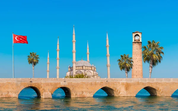 萨班奇中央清真寺 老钟楼和石桥在阿达纳 土耳其市 阿达纳市 塞汉河前有清真寺尖塔 — 图库照片
