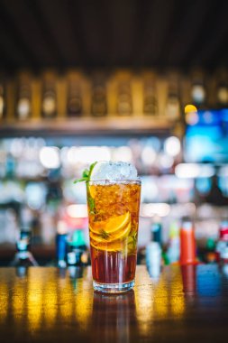 Barda kireç ile taze renkli egzotik alkollü kokteyl. Bar masasında limon ile renkli altın Meşrubat. Jagermeister Mojito Kokteyl