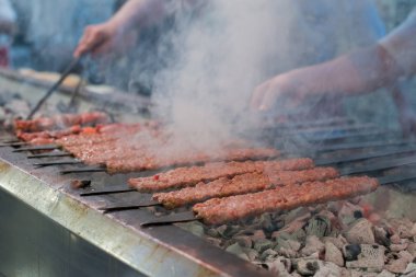 Geleneksel Türk Adana Kebap veya Kebap akşam yemeği için restoranda şişler ile ızgara üzerinde