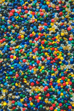 Endüstriyel renkli Polimerik boya. Plastik peletler. Plastikler için renklendirici. Pigment plastik polietilen granülarka doku.