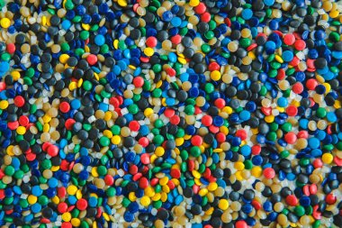 Endüstriyel renkli Polimerik boya. Plastik peletler. Plastikler için renklendirici. Pigment plastik polietilen granülarka doku.