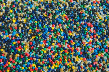 Endüstriyel renkli Polimerik boya. Plastik peletler. Plastikler için renklendirici. Pigment plastik polietilen granülarka doku.