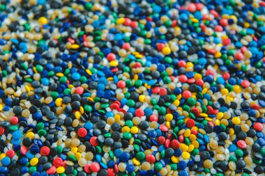 Endüstriyel renkli Polimerik boya. Plastik peletler. Plastikler için renklendirici. Pigment plastik polietilen granülarka doku.