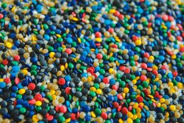 Endüstriyel renkli Polimerik boya. Plastik peletler. Plastikler için renklendirici. Pigment plastik polietilen granülarka doku.