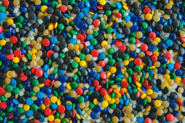 Endüstriyel renkli Polimerik boya. Plastik peletler. Plastikler için renklendirici. Pigment plastik polietilen granülarka doku.