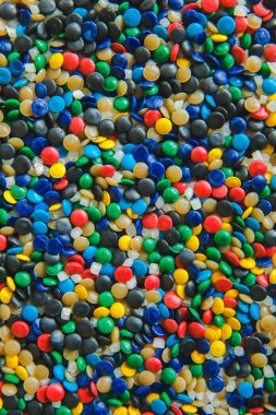 Endüstriyel renkli Polimerik boya. Plastik peletler. Plastikler için renklendirici. Pigment plastik polietilen granülarka doku.