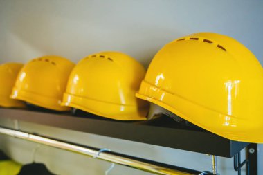 Sarı sert şapka güvenlik inşaat kask. İş güvenliği koruma kavramı görüntüsü.