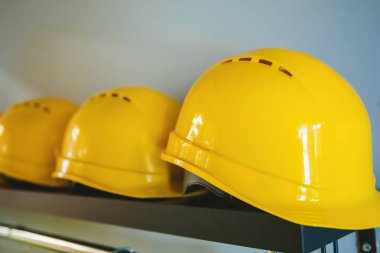 Sarı sert şapka güvenlik inşaat kask. İş güvenliği koruma kavramı görüntüsü.