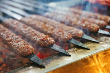 Geleneksel Türk Adana Kebap veya Kebap akşam yemeği için restoranda şişler ile ızgara üzerinde