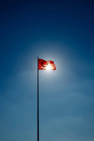 土耳其国旗在清新的蓝天上飘扬着云和阳光 土耳其国旗在阳光下的风中飘扬的剪影 — 图库照片