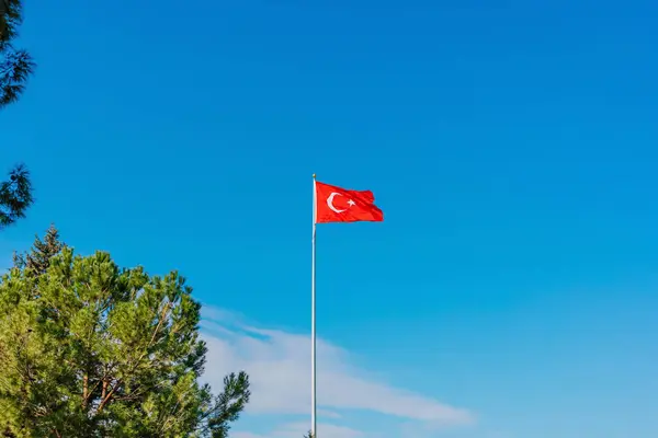 Drapeau Turc Agitant Ciel Bleu Clair Avec Des Nuages Soleil — Photo