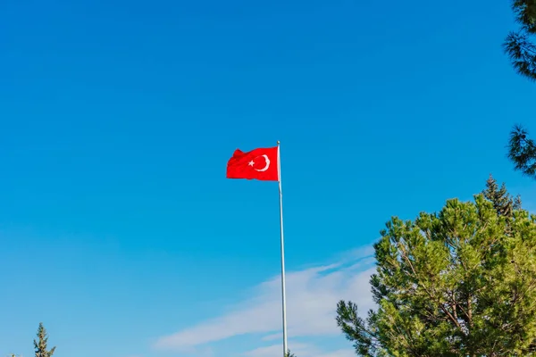 Drapeau Turc Agitant Ciel Bleu Clair Avec Des Nuages Soleil — Photo