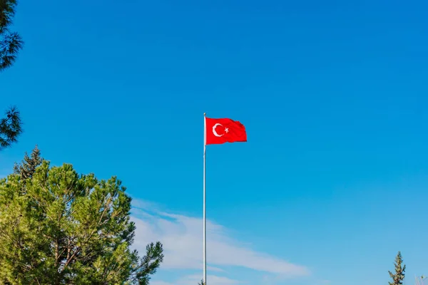 Drapeau Turc Agitant Ciel Bleu Clair Avec Des Nuages Soleil — Photo