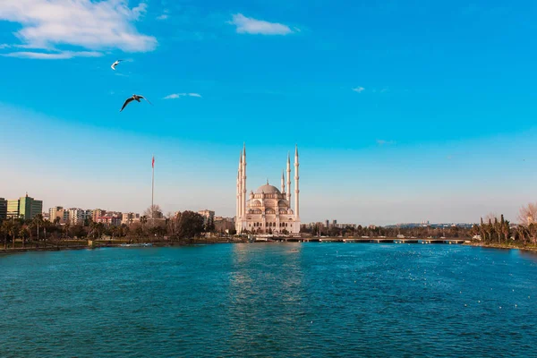 Mosquée Centrale Sabanci Adana Avec Seyhan River Trees Mosquée Des — Photo