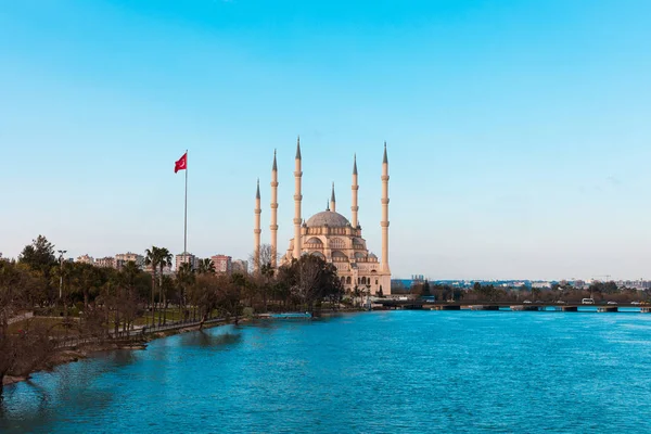 Mosquée Centrale Sabanci Adana Avec Seyhan River Trees Mosquée Des — Photo