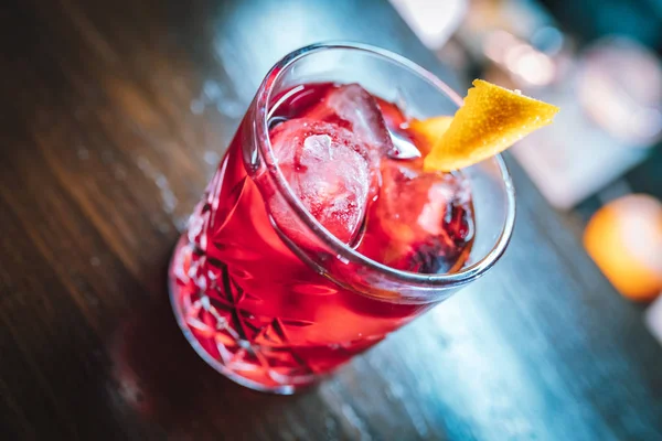ピンクと赤バーでレモンと氷と新鮮なカラフルなエキゾチックなアルコールカクテル バーデスクに氷が付いているカラフルなピンクのソフトドリンク 赤カラフルモヒート — ストック写真
