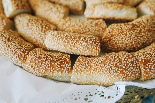 伝統的なトルコのベーグルはまた トルコの朝食の食べ物の文化で Simit として知られています ボドルムカフェまたはイスタンブールレストランでの朝食テーブル — ストック写真