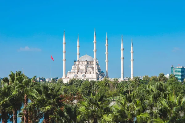 萨班奇中央清真寺在土耳其阿达纳市与塞汉河和树木 清真寺 塞汉河和树木在阳光明媚的一天阿达纳镇与蓝色干净的天空 — 图库照片