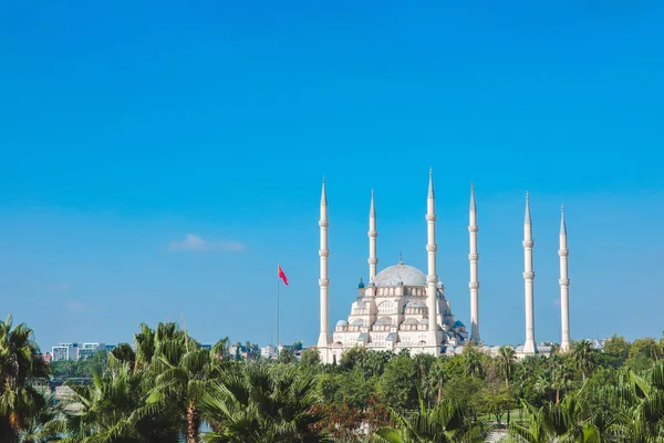 萨班奇中央清真寺在土耳其阿达纳市与塞汉河和树木 清真寺 塞汉河和树木在阳光明媚的一天阿达纳镇与蓝色干净的天空 — 图库照片