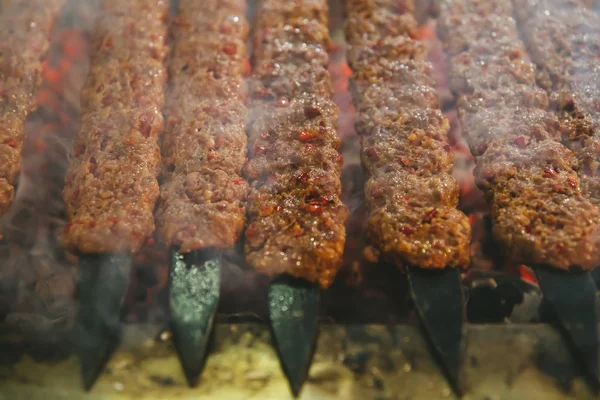 Παραδοσιακό Τουρκικό Άδανα Κεμπάπ Σουβλάκι Στη Σχάρα Σουβλάκια Στο Εστιατόριο — Φωτογραφία Αρχείου