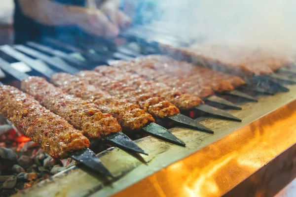 Tradicional Turco Adana Kebab Kebap Parrilla Con Pinchos Restaurante Para — Foto de Stock