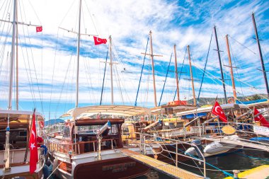 Bodrum Marina manzarası, Türkiye'nin Bodrum şehir plajında yelkenli tekneler ve yatlar. Yatlar ile Ege Denizi kıyıları, Bodrum Marina manzarası, yelken 