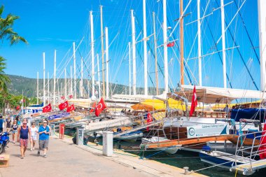 Bodrum Marina manzarası, Türkiye'nin Bodrum şehir plajında yelkenli tekneler ve yatlar. Yatlar ile Ege Denizi kıyıları, Bodrum Marina manzarası, yelken 