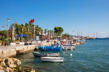 Bodrum Marina manzarası, Türkiye'nin Bodrum şehir plajında yelkenli tekneler ve yatlar. Yatlar ile Ege Denizi kıyıları, Bodrum Marina manzarası, yelken 