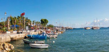 Bodrum Marina manzarası, Türkiye'nin Bodrum şehir plajında yelkenli tekneler ve yatlar. Yatlar ile Ege Denizi kıyıları, Bodrum Marina manzarası, yelken 