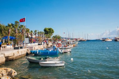 Bodrum Marina manzarası, Türkiye'nin Bodrum şehir plajında yelkenli tekneler ve yatlar. Yatlar ile Ege Denizi kıyıları, Bodrum Marina manzarası, yelken 